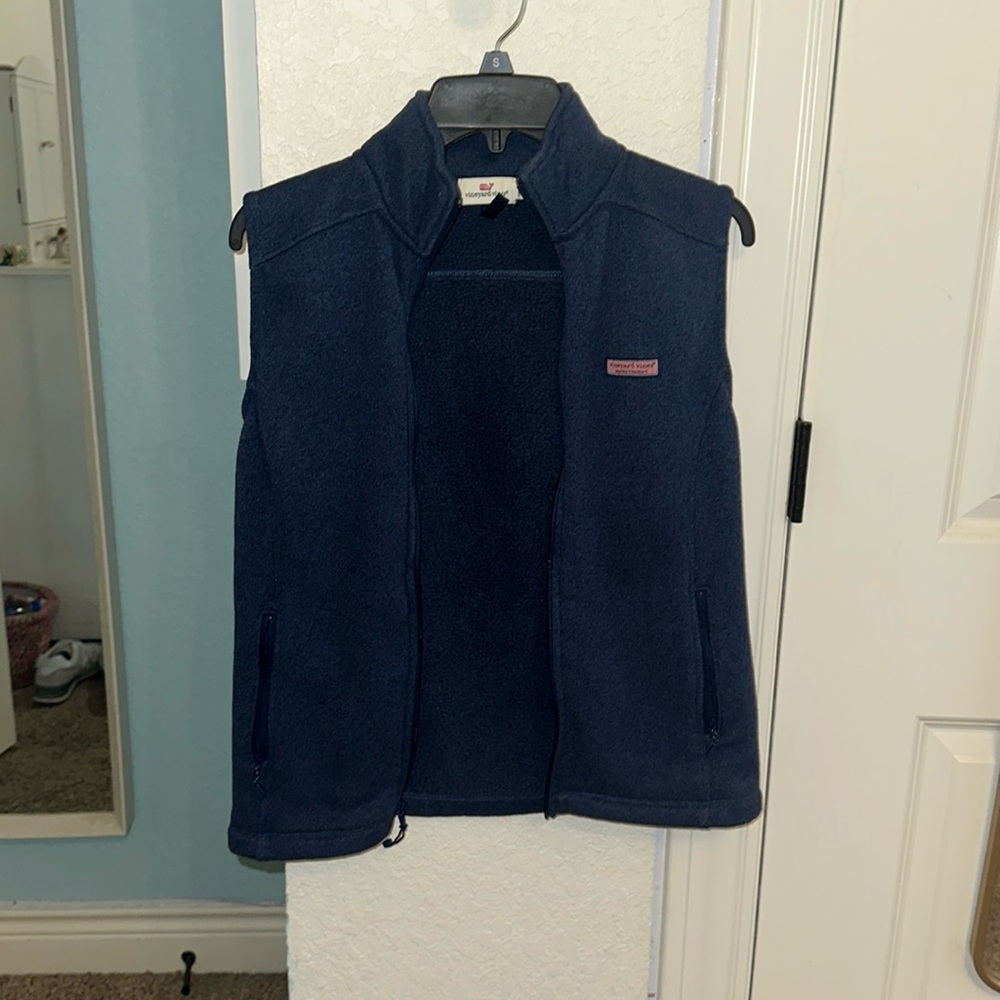 Vineyard vines dark blue vest that includes pockets 
Size extra small